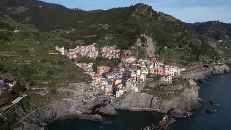 Manarola,-Cinque-Terre,-Italien---Flug-In-Und-über-Die-Innenstadt