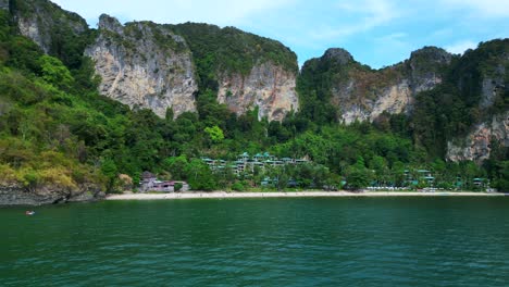 Atemberaubende-Aussicht-Auf-Eine-Abgeschiedene-Bucht-Mit-Türkisfarbenem-Wasser,-Umgeben-Von-Hoch-Aufragenden-Klippen,-Die-Mit-üppiger-Grüner-Vegetation-Bedeckt-Sind