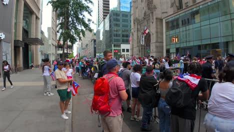 Una-Toma-Desde-El-Suelo-Del-Desfile-Del-Día-Puertorriqueño-En-La-Quinta-Avenida-De-Nueva-York.