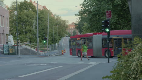 Autobús-Urbano-Girando-En-Un-Semáforo-En-Oslo