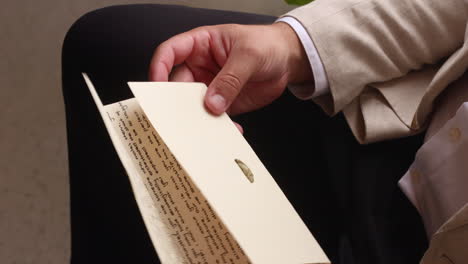 Man-In-Formal-Suit-Opens-Then-Reads-Love-Letter,-CLOSE-UP