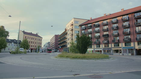 Autobús-Urbano-Circulando-Por-Una-Rotonda-En-El-Centro-De-Oslo.