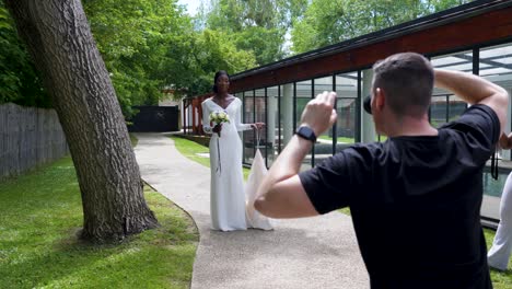 Afro-französische-Braut-Strahlt-Freude-Aus,-Als-Sie-Für-Hochzeitsfotos-Im-Freien-Posiert