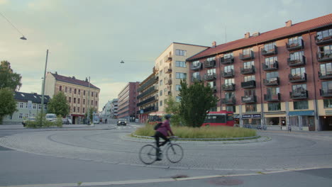 Bus-Navigiert-Durch-Einen-Kreisverkehr-Im-Stadtzentrum-Von-Oslo