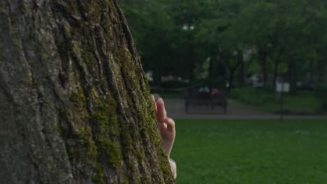 Hermosa-Mujer-Tímida-Escondida-Detrás-De-Un-árbol