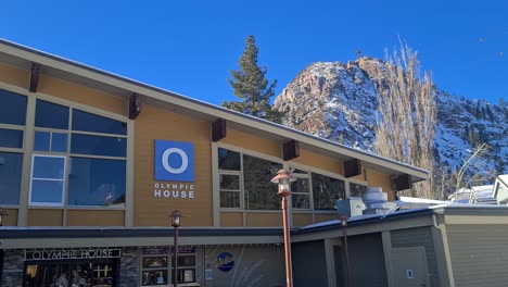 Casa-Olímpica-En-La-Estación-De-Esquí-De-Lake-Tahoe,-California,-EE.UU.,-En-El-Soleado-Día-De-Invierno