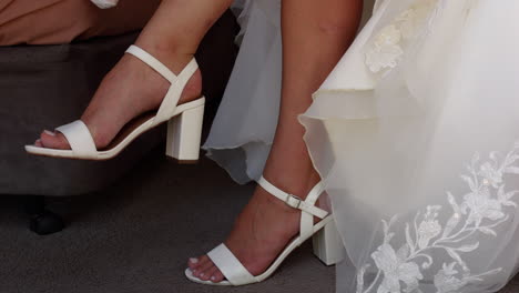 La-Novia-Deja-Caer-El-Vestido-De-Novia-Sobre-Zapatos-Blancos-De-Tacón-Alto,-Cámara-Lenta