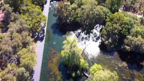 Sobrevuelo-Aéreo-Del-Central-Park-Joondalup-Para-Revelar-El-Centro-Comercial-Junto-Al-Lago-Con-El-Océano-Índico-Al-Fondo