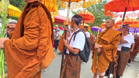 Desfile-De-Celebración-Del-Día-De-Vesak-En-Magelang,-Indonesia