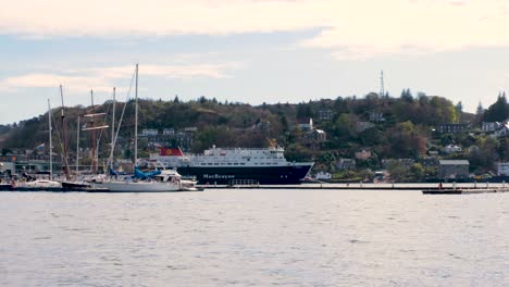 Caledonian-MacBrayne-Clyde-and-Hebridean-CalMac-Ferry-leaving-Oban-harbour-in-Scotland-UK