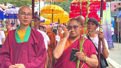 Desfile-En-La-Celebración-Del-Día-De-Vesak-En-Magelang,-Java-Central,-Indonesia