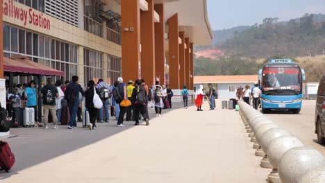 Touristen-Pendeln-Am-Neuen-Boten-Bahnhof-In-Laos,-Finanziert-Von-Der-Chinesischen-Eisenbahngesellschaft