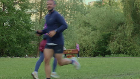 Paar-Füttert-Tauben-Und-Plaudert-In-Einem-Park-In-Oslo