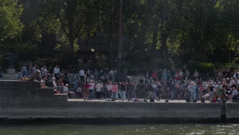 Kais-In-Paris-Voller-Menschen,-Die-An-Einem-Sonnigen-Tag-Tanzen