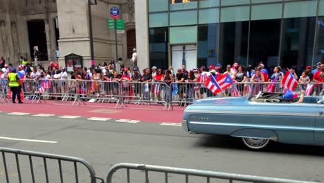 Una-Toma-Desde-El-Suelo-Del-Desfile-Del-Día-Puertorriqueño-En-La-Quinta-Avenida-En-La-Ciudad-De-Nueva-York.