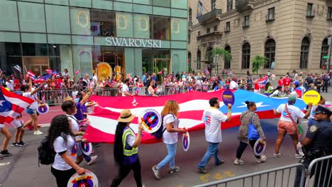 Una-Vista-A-Nivel-Del-Suelo-Del-Desfile-Del-Día-Puertorriqueño-En-La-Quinta-Avenida-En-La-Ciudad-De-Nueva-York