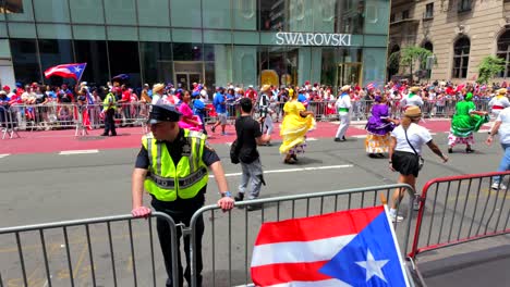 Una-Toma-Desde-El-Suelo-Del-Desfile-Del-Día-Puertorriqueño-En-La-Quinta-Avenida-En-La-Ciudad-De-Nueva-York.