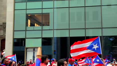 Una-Toma-Desde-El-Suelo-Del-Desfile-Del-Día-Puertorriqueño-En-La-Quinta-Avenida-En-La-Ciudad-De-Nueva-York.