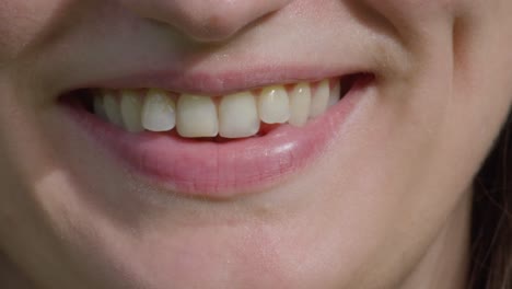 Gran-Primer-Plano-De-Los-Labios-De-Una-Joven-Hermosa-Mujer-Sonriendo-Ligeramente