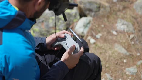 Blick-über-Die-Schulter-Eines-Mannes-Mit-FPV-Drohnenbrille-Und-Controller