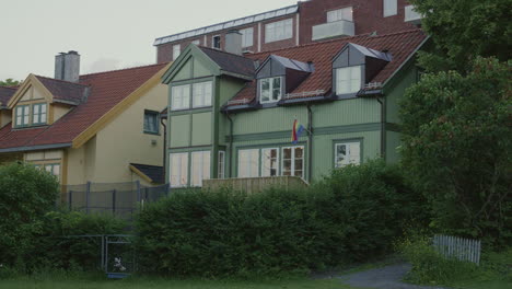 Wohnhaus-In-Oslo-Mit-Einer-Pride-Flagge-Auf-Dem-Display