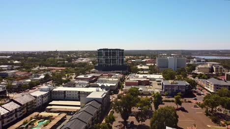 Dolly-Right-Clip-Von-Gebäuden-Und-Arthouse-Apartments-Der-Stadt-Joondalup