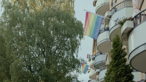 Múltiples-Balcones-Con-Banderas-Del-Orgullo-En-Oslo.