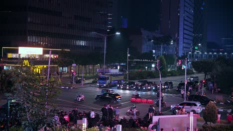 Autoridades-Locales-De-Aplicación-De-La-Ley,-Transporte-Urbano,-Noche-De-La-Ciudad