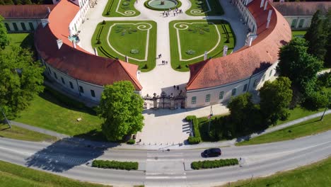 Paisaje-Extravagante-Del-Castillo-De-Esterhazy-Y-El-Patio-Delantero-En-Fertod,-Hungría