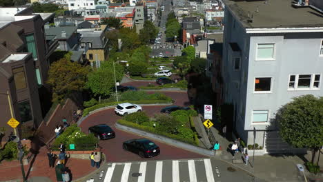 Aerial-view-tilting-over-cars-driving-the-Lombard-street,-in-San-Francisco,-USA