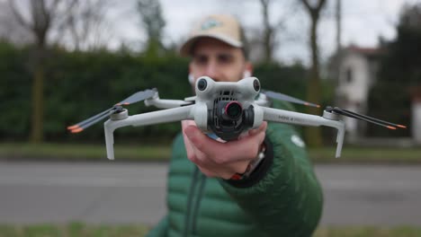 Einschalten-Und-Abheben-Aus-Der-Handfläche-Der-Neuen-Ultramodernen-DJI-Mini-Drohne