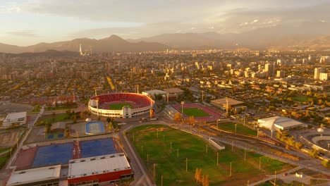 Luftaufnahme-Des-Nationalstadions-Von-Chile-In-Santiago-Während-Der-Goldenen-Stunde