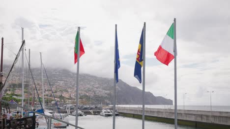 Banderas-De-Portugal,-Unión-Europea,-Madeira-E-Italia-En-Los-Mástiles-Del-Puerto-De-Funchal