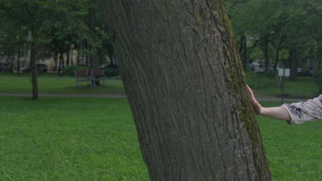 Joven-Hermosa-Mujer-Caminando-Alrededor-De-Un-árbol-Admirándolo