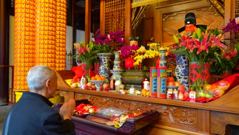 Alter-Chinesischer-Mann-Betet-Auf-Seinen-Knien-Im-Stadtgott-Tempel-Von-Shanghai-In-China