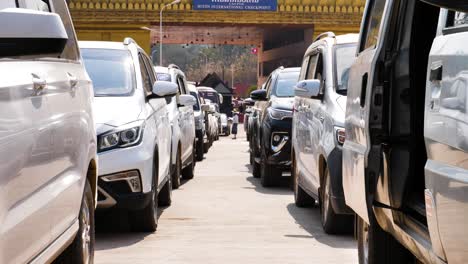 Puesto-De-Control-Fronterizo-Internacional-Entre-Laos-Y-China-En-Boten-Con-Muchos-Coches-Alineados