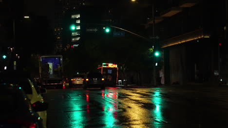 Tráfico-Nocturno-En-Calles-Mojadas-Después-De-La-Lluvia-En-El-Centro-De-Los-Ángeles,-California,-EE.UU.