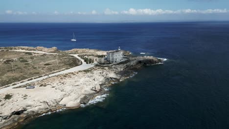 Drohnenflug-über-Der-Küste-Der-Insel-Favignana,-Ägadische-Inseln,-Luftaufnahme-Aus-Der-Vogelperspektive-Des-Mittelmeers,-Luftaufnahme-Etabliert