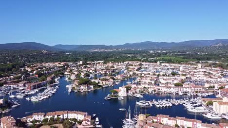 Grimaud,-Comuna-De-Pueblo,-Puerto-Marítimo,-Transporte-Acuático,-Fondo-De-Naturaleza