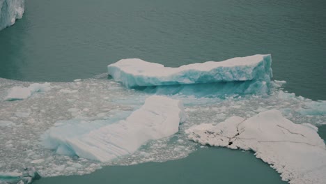 Einstürzendes-Eis-Schwimmt-über-Dem-See-Im-Perito-Moreno-Gletscher,-Argentinien,-Patagonien