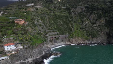 Italien-Riomaggiore-Cinque-Terre-Ruinen-Entlang-Des-Ozeans