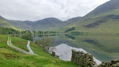 Buttermere-Lake,-Schwenkaufnahme-Mit-Wunderschönen-Spiegelungen-Auf-Dem-Stillen-Wasser