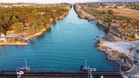 Cruce-De-Puentes-De-Tráfico,-Paso-De-Conexión-Del-Canal,-Infraestructura-Griega