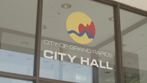 Grand-Rapids,-Michigan-City-Hall-sign-with-stable-video