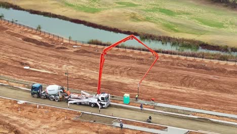 Bombeador-Y-Mezclador-De-Concreto-En-El-Sitio-De-Construcción-Cerca-Del-Campo-De-Golf-En-Yarrawonga