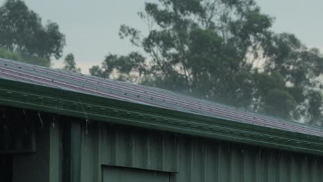 Gewitter,-Starker-Regen-Auf-Garage-Schuppen-Sehr-Windig-Australien-Victoria-Gippsland-Maffra