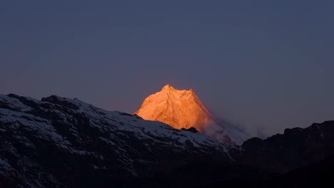 Vista-Panorámica-De-La-Cordillera-Del-Monte-Manaslu-Durante-El-Amanecer-En-Gorkha,-Nepal