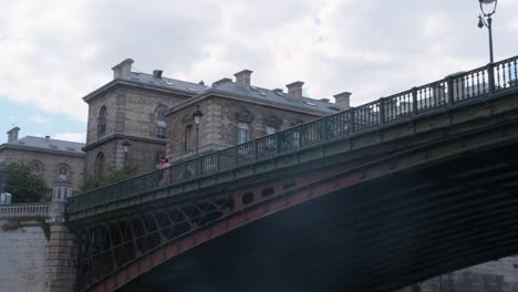 Aufnahme-Von-Einem-Boot-Auf-Der-Seine,-Das-Unter-Der-Pont-Des-Invalides-In-Paris-Hindurchfährt