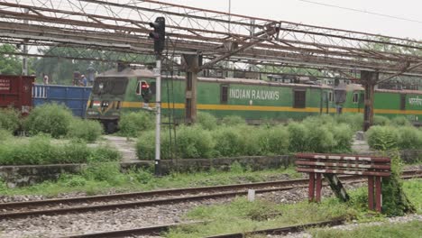 Tren-Que-Avanza-Lentamente-Desde-La-Estación-De-Rangia.