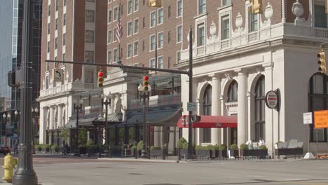 Exterior-Del-Hotel-Pantlind-En-El-Centro-De-Grand-Rapids,-Michigan,-Con-Video-Estable-Y-Plano-Amplio.